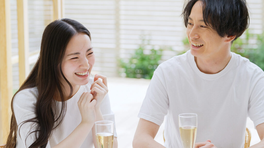 お酒を飲む夫婦・カップル